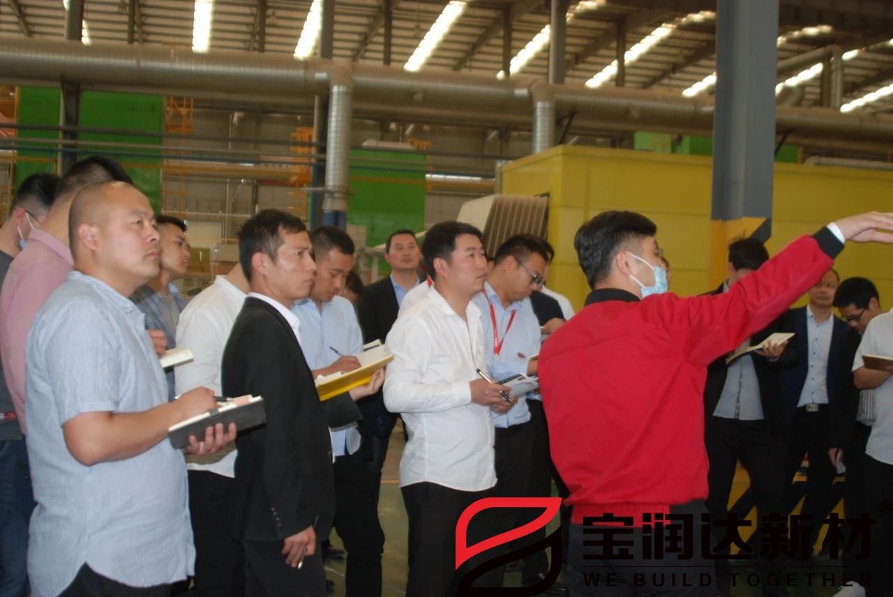 聚氨酯復(fù)合板產(chǎn)線負責(zé)人為大家講解