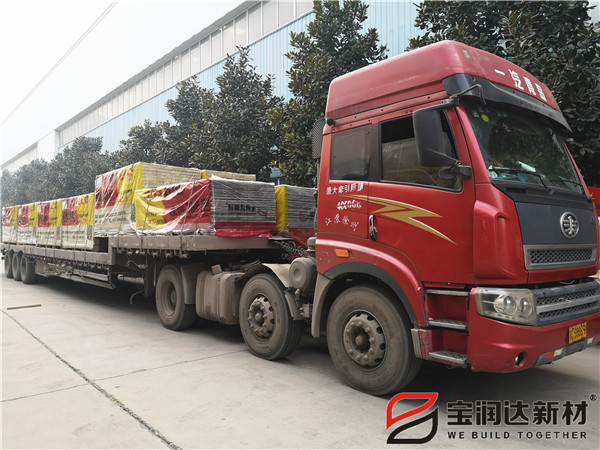 寶潤達(dá)巖棉一體板裝車發(fā)貨